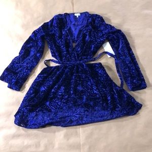 Tobi Blue Velvet Wide Sleeve Open Back Dress